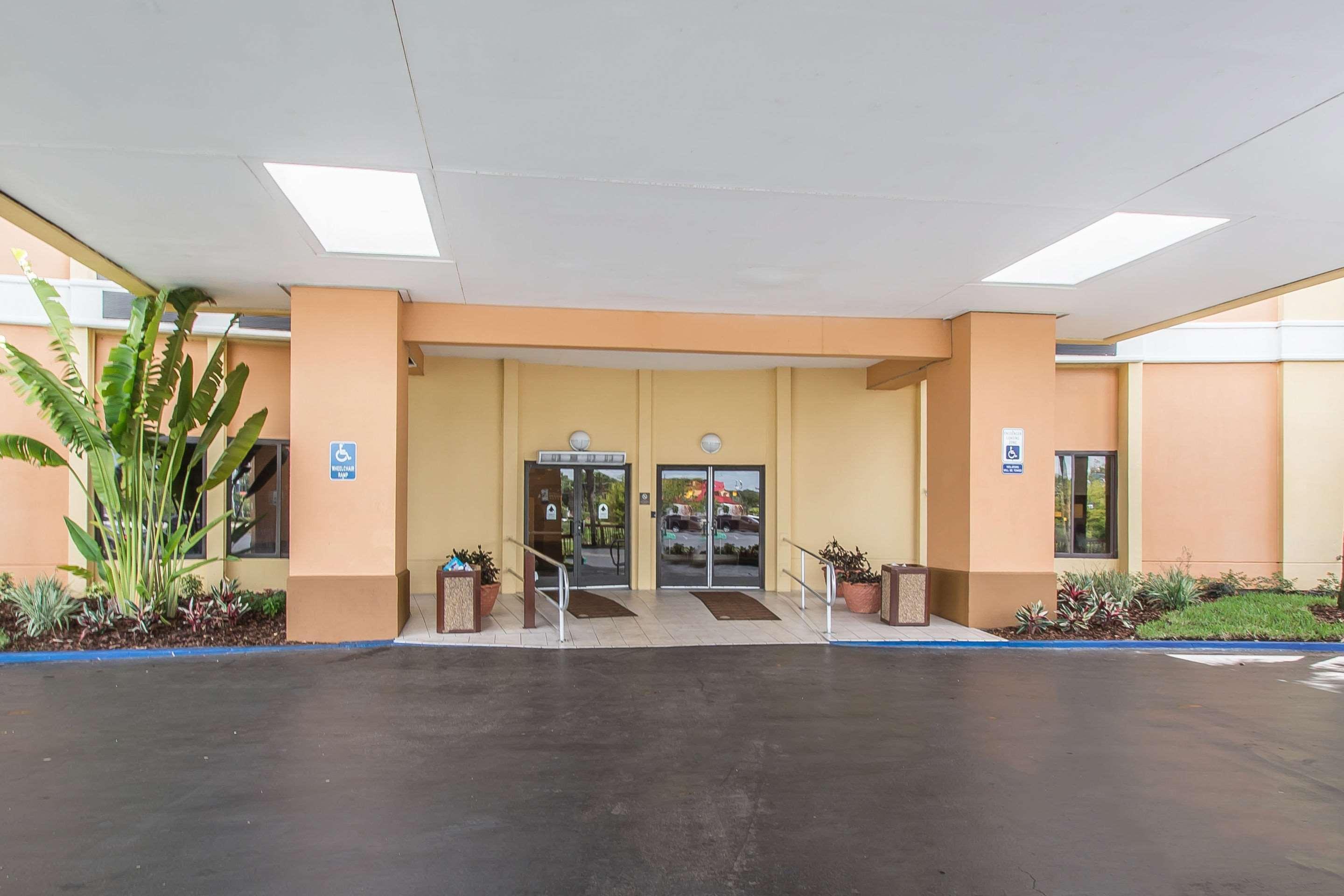 Comfort Inn & Suites Kissimmee By The Parks Four Corners Exterior photo