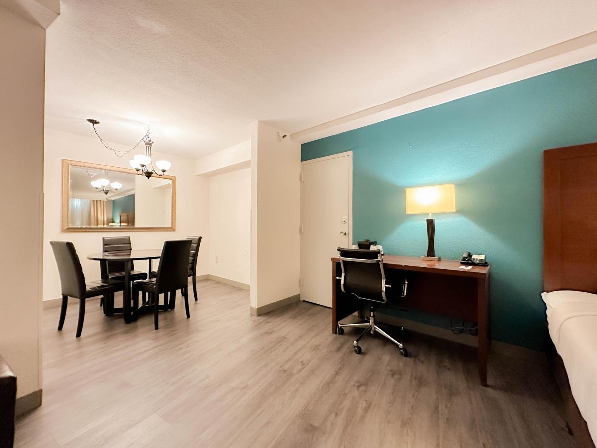 Comfort Inn & Suites Kissimmee By The Parks Four Corners Exterior photo