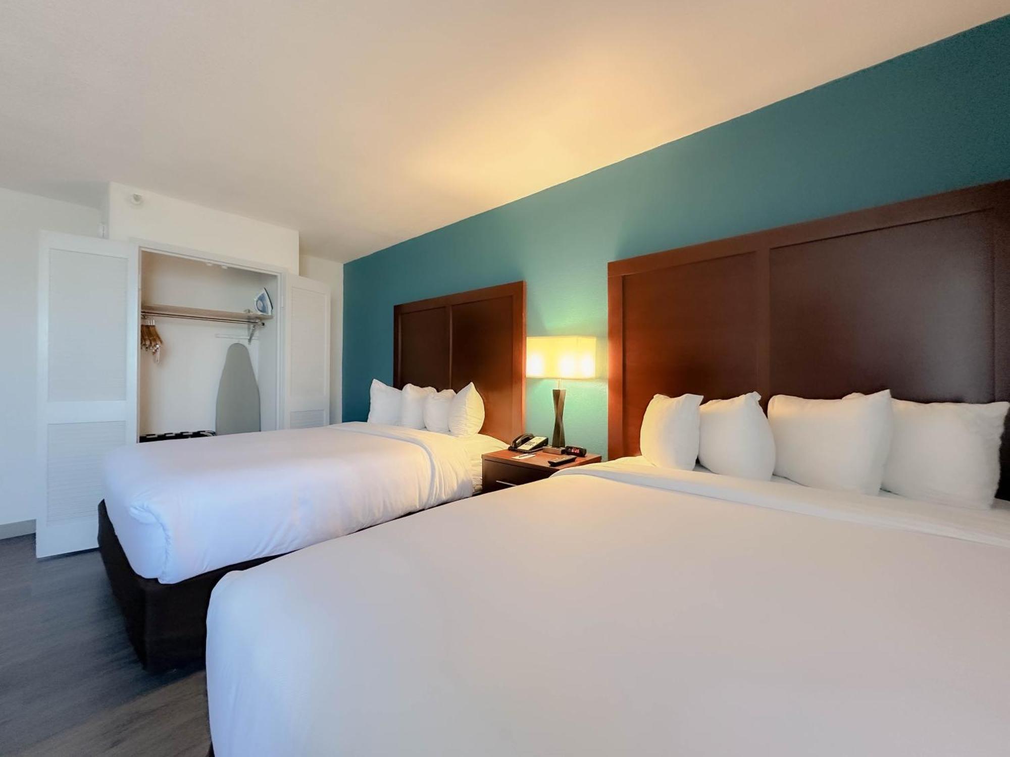 Comfort Inn & Suites Kissimmee By The Parks Four Corners Exterior photo